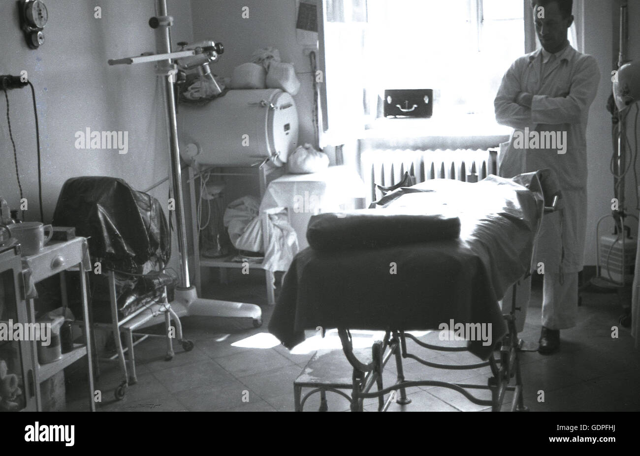 1930s, storico, dottore in una camera di mandata in un ostello per ragazze madri gestito dai Sudeti partito tedesco, SDP, Lauterbach, Sudetenland, in pre-WW11 Cecoslovacchia Foto Stock