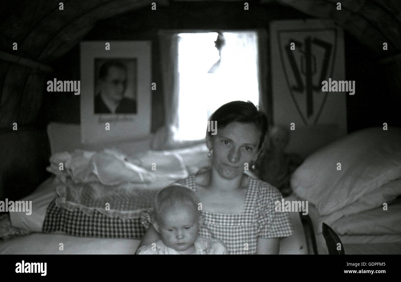 1930s, storici romani madre con bambino all'interno del carro, con foto e poster dei Sudeti partito tedesco. Sdp, accanto al letto, Sudetenland, pre-WW11 Cecoslovacchia. Foto Stock