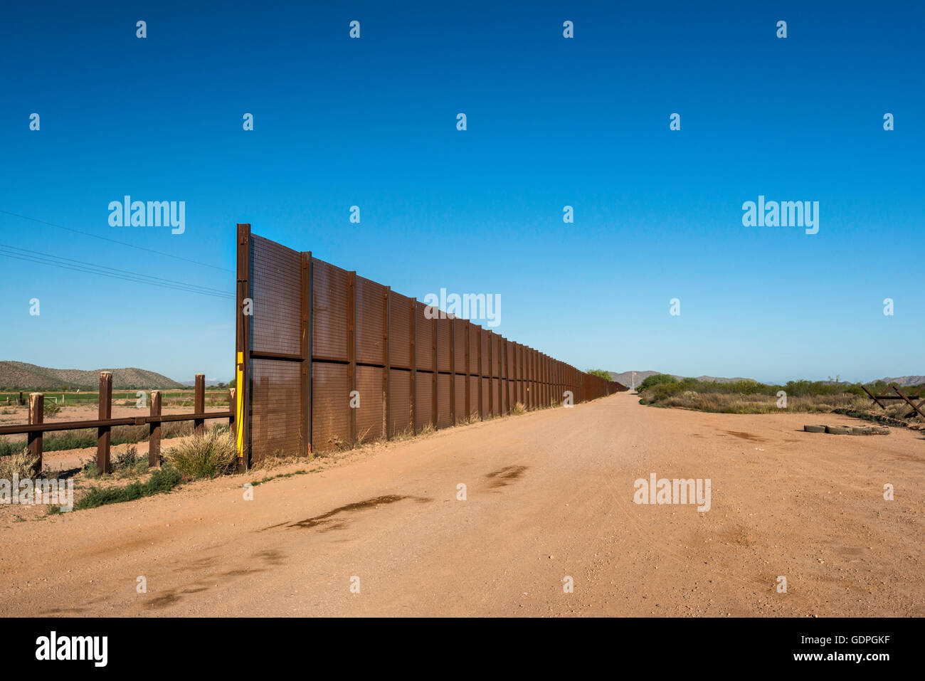 Recinzione al confine messicano, deserto Sonoran, organo a canne cactus monumento nazionale, Arizona, Stati Uniti d'America Foto Stock