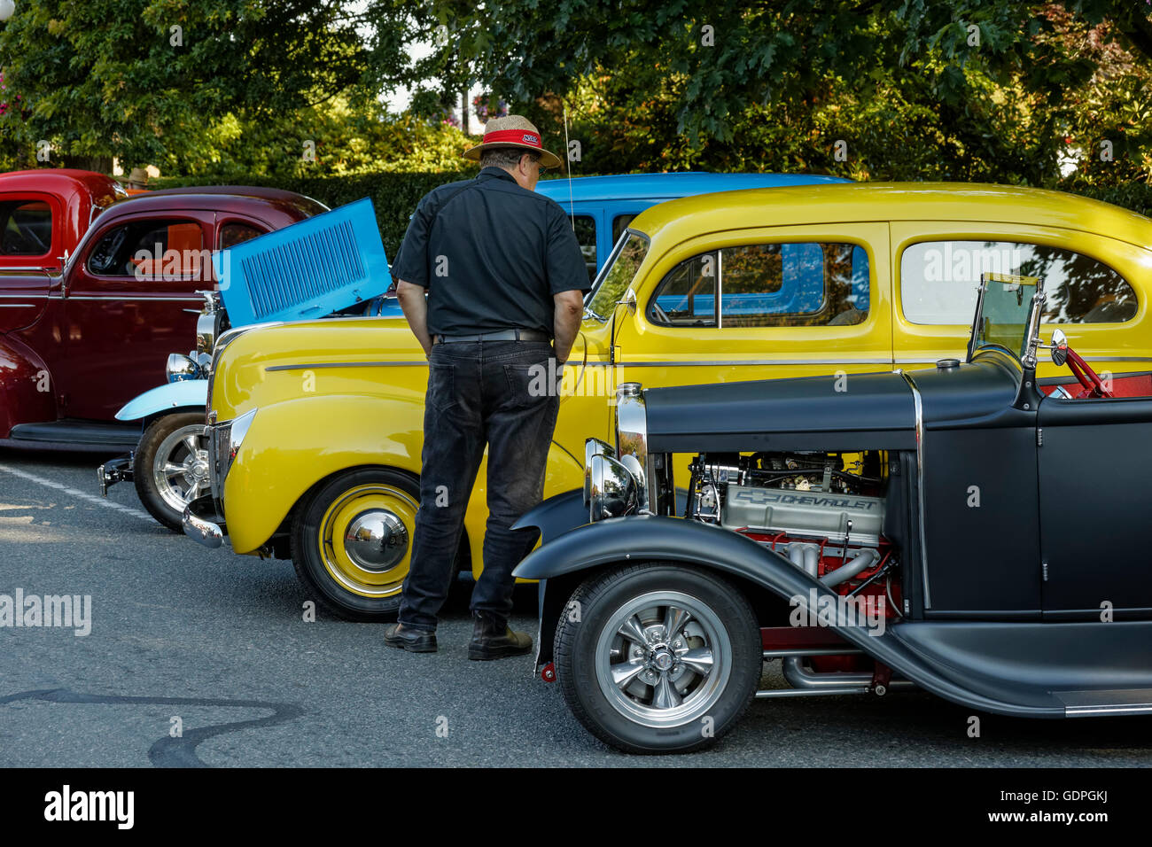 Spettatore checking out classic auto d'epoca a Deuce giorni Hot Rod show-Victoria, British Columbia, Canada. Foto Stock