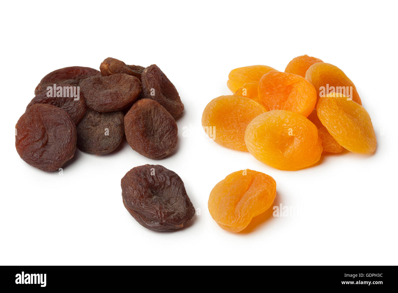 Cumulo di nutrienti salutari marrone e arancione albicocca secca Frutta su sfondo bianco Foto Stock