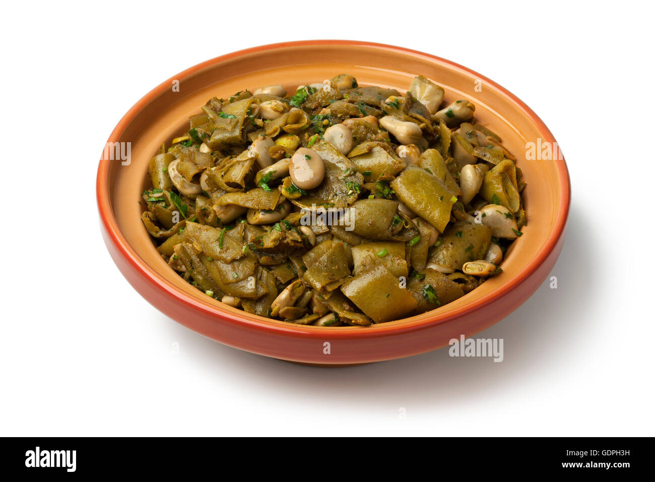 Il piatto con il marocchino tradizionale cotto a vapore fave e baccelli su sfondo bianco Foto Stock