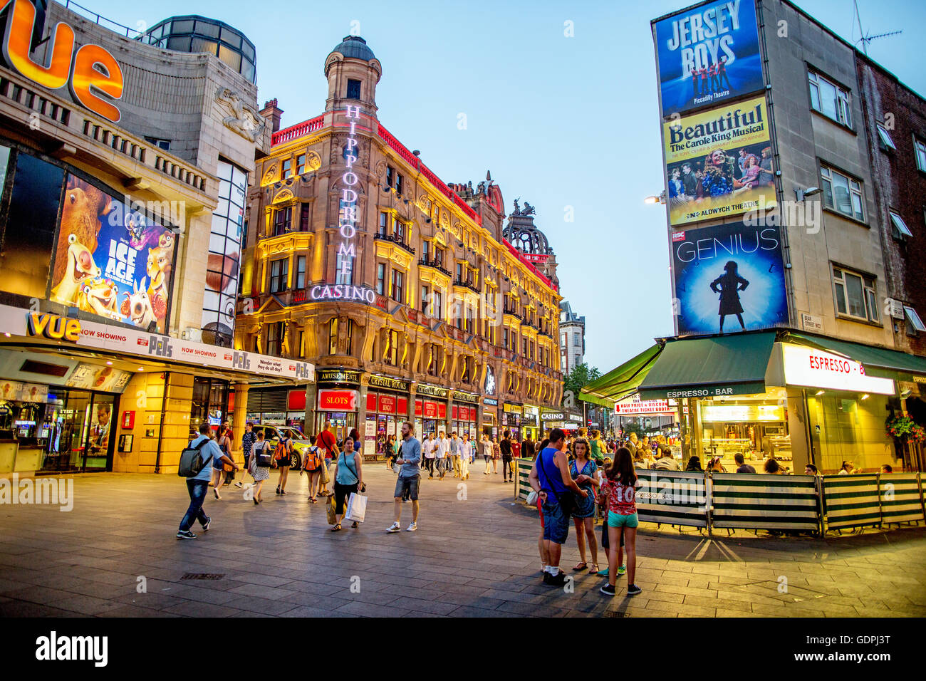 Leicester Square di notte London REGNO UNITO Foto Stock