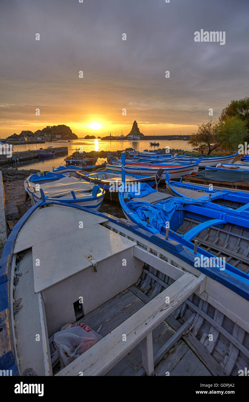 Il piccolo porto di Aci Trezza, Sicilia, Italia Foto Stock