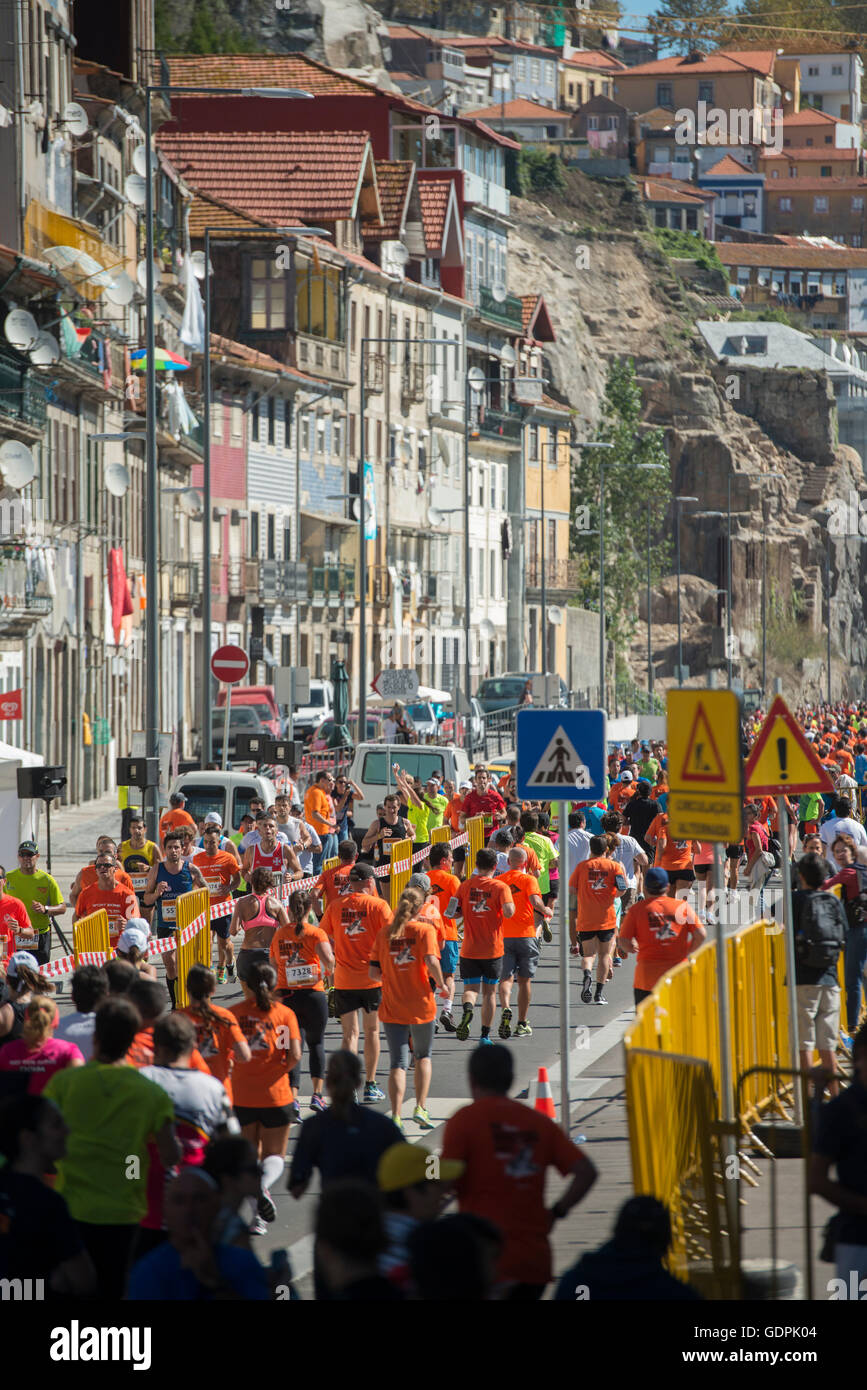 La città di Porto Maratona nel centro della città di Porto in Porugal in Europa. Foto Stock