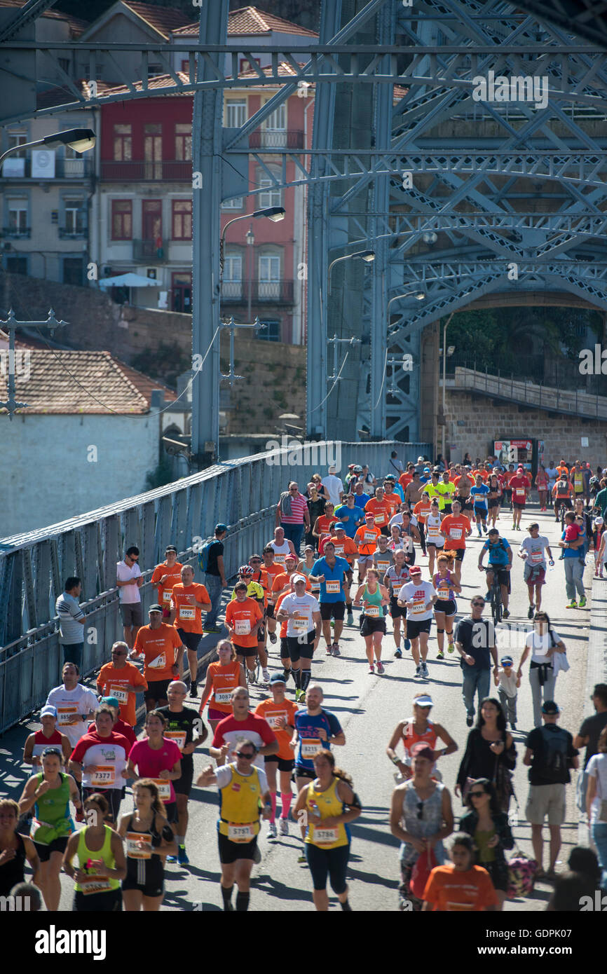 La città di Porto Maratona nel centro della città di Porto in Porugal in Europa. Foto Stock