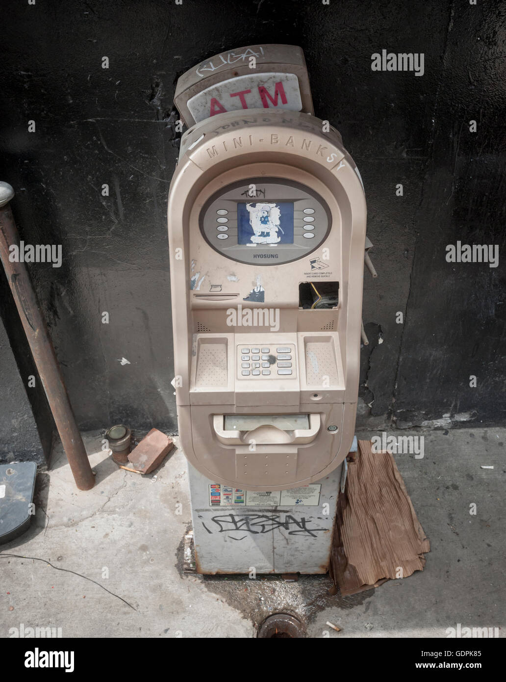 Un fatiscente abbandonato non-banca bancomat nel Lower East Side di New York il giovedì, 14 luglio 2016. Da ottobre tutti i proprietari di ATM dovranno avere le loro macchine chip-abilitato o affrontare responsabilità per frode. Il costo di aggiornamento o sostituzione delle macchine è così costoso che alcuni operatori privati di ATM stanno pensando di spegnere alcune delle loro macchine. (© Richard B. Levine) Foto Stock