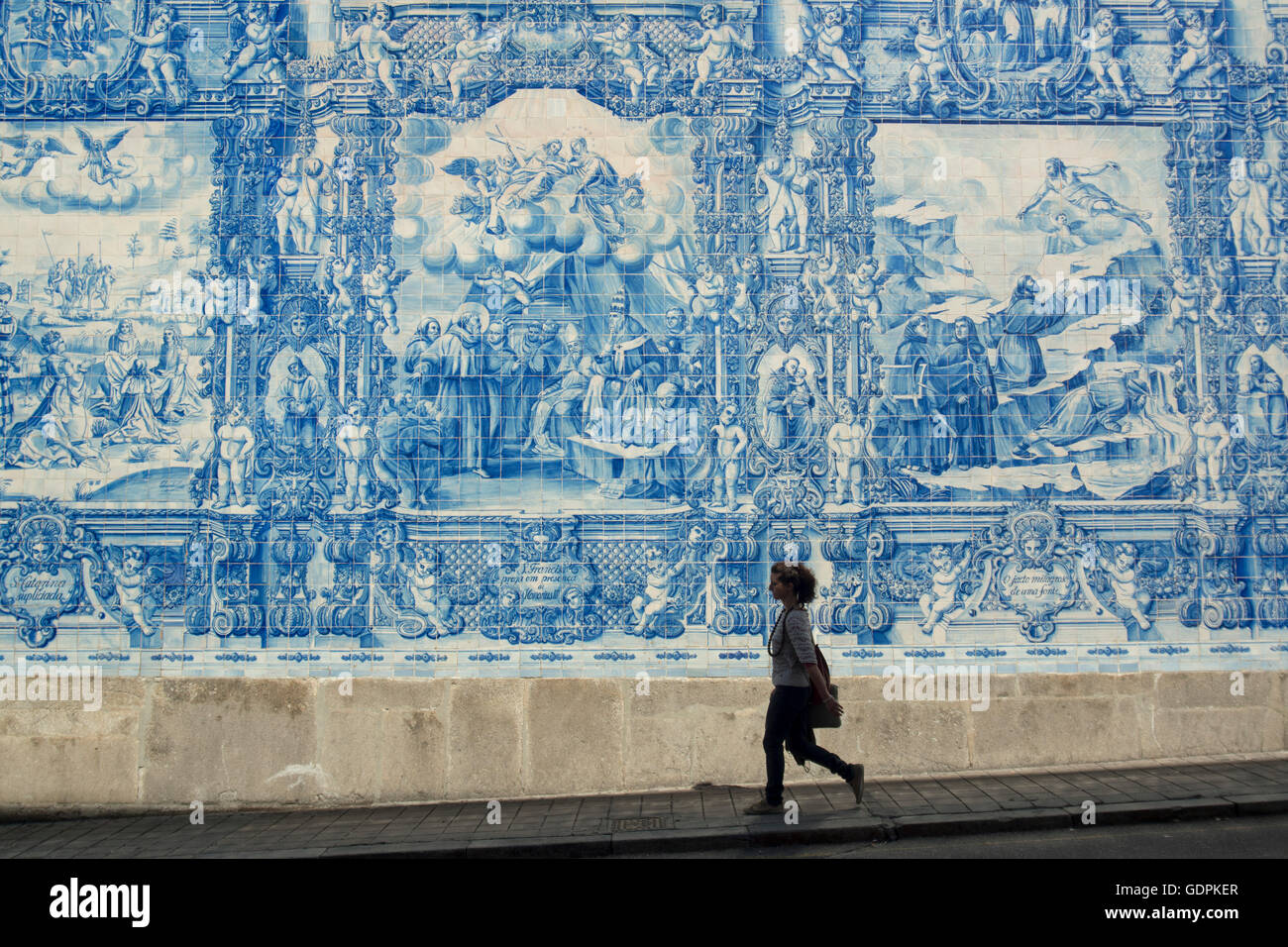 Dipinto a mano piastrella azulejo nella vecchia città di Ribeira nel centro della città di Porto in Porugal in Europa. Foto Stock