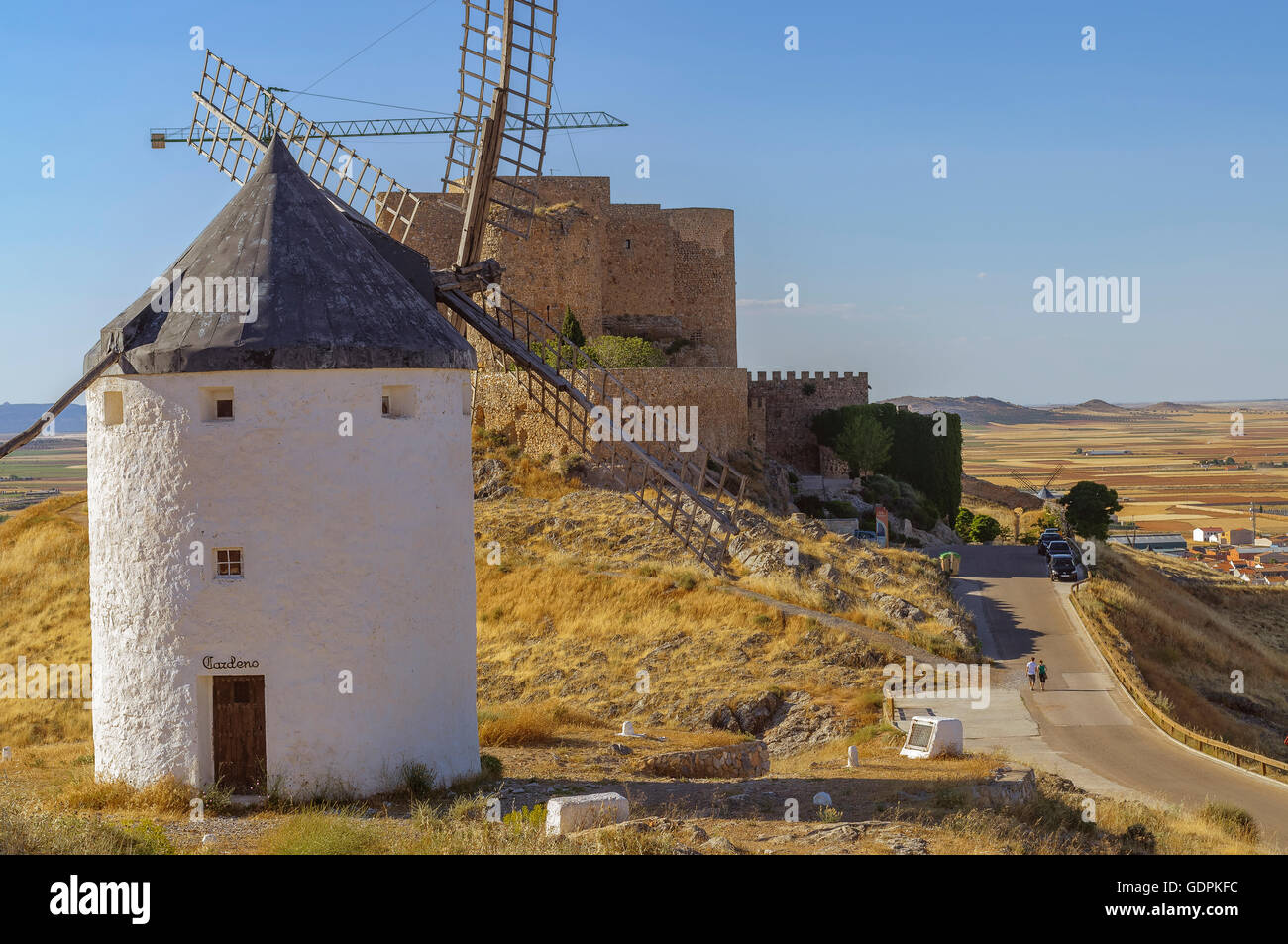 Il mulino a vento e il castello di Consuegra, Castilla la Mancha, in Spagna. Foto Stock