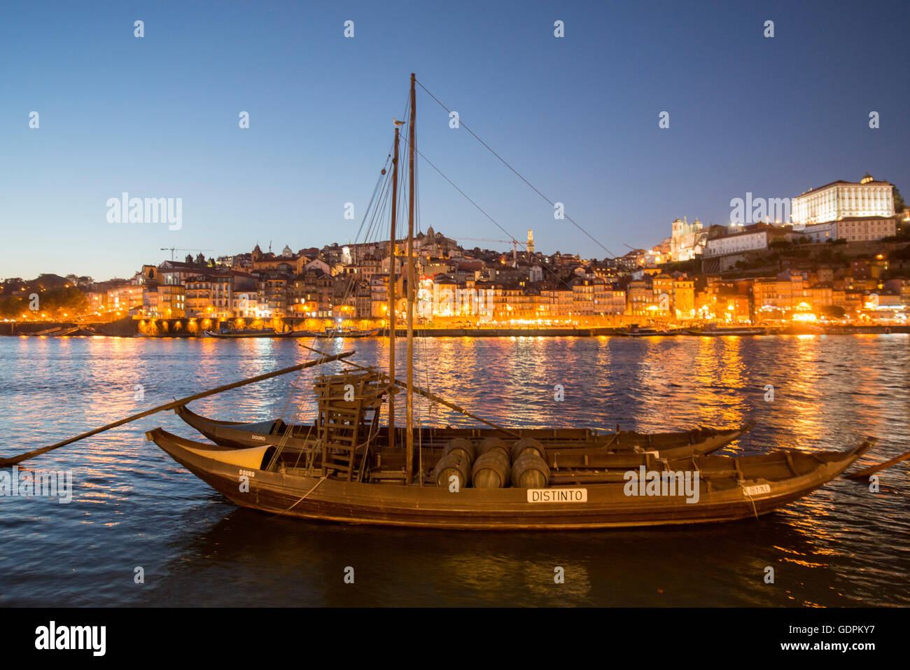 Il vino di Porto imbarcazioni presso il lungomare con la vecchia città sul fiume Douro in Ribeira nel centro della città di Porto in Porugal in Foto Stock