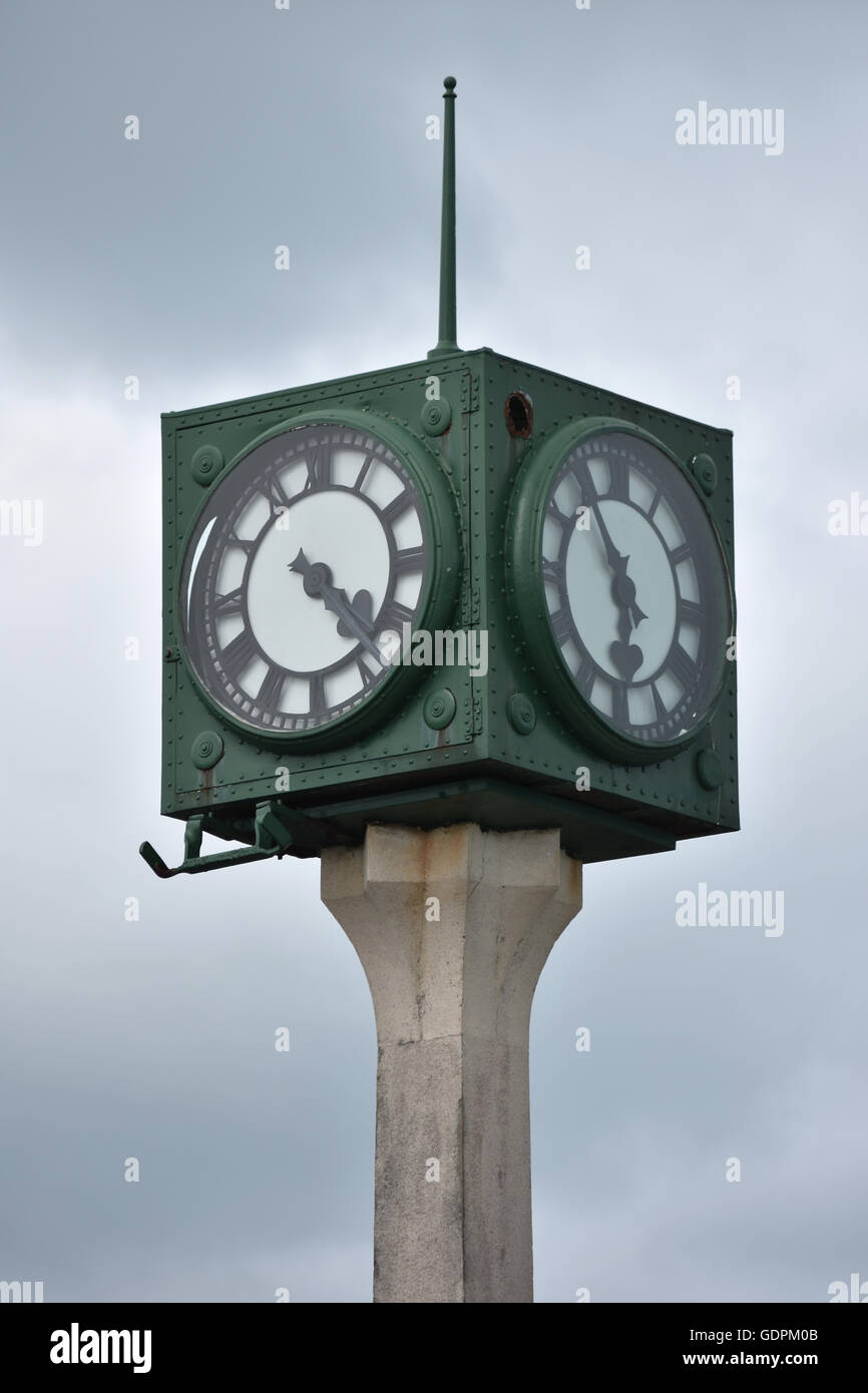 Orologio in caso di colore verde Foto Stock