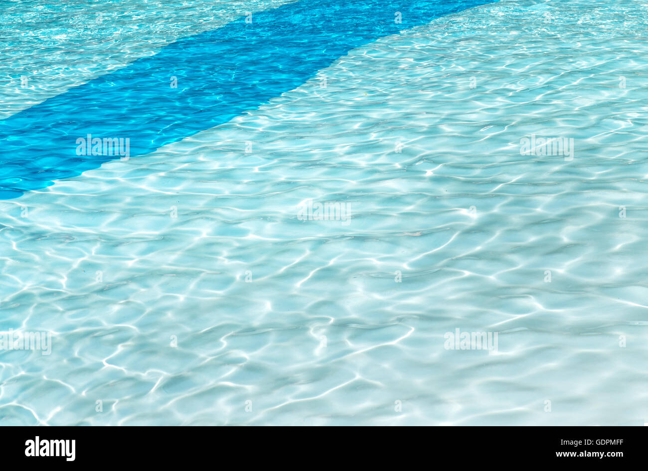 Cancellare piscina sfondo con sun ondulazioni di riflessione in due toni di blu curva continua patten, striscia più scura di tutta l'immagine Foto Stock