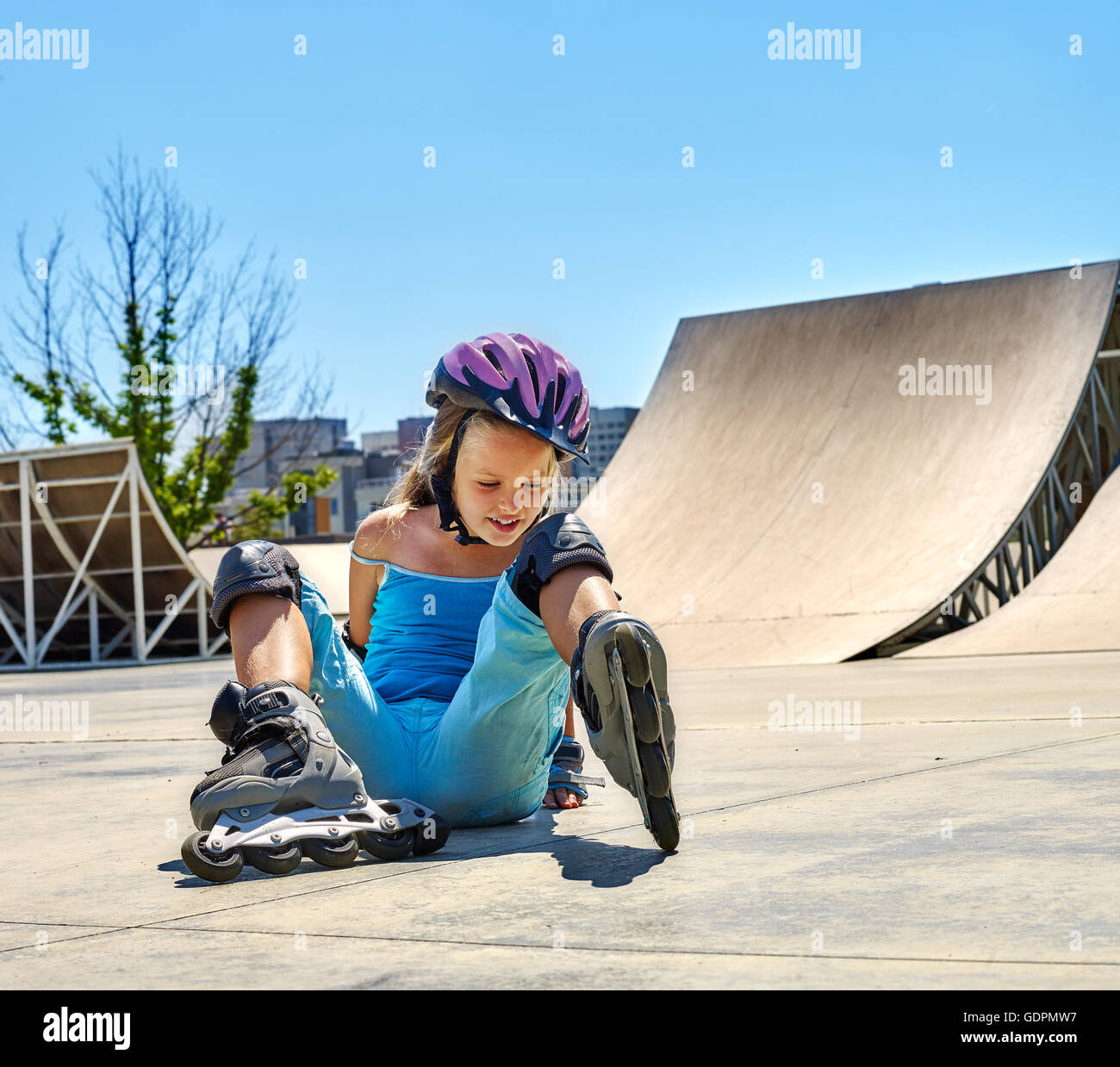 Ragazza a cavallo su pattini a rotelle in skatepark. Foto Stock
