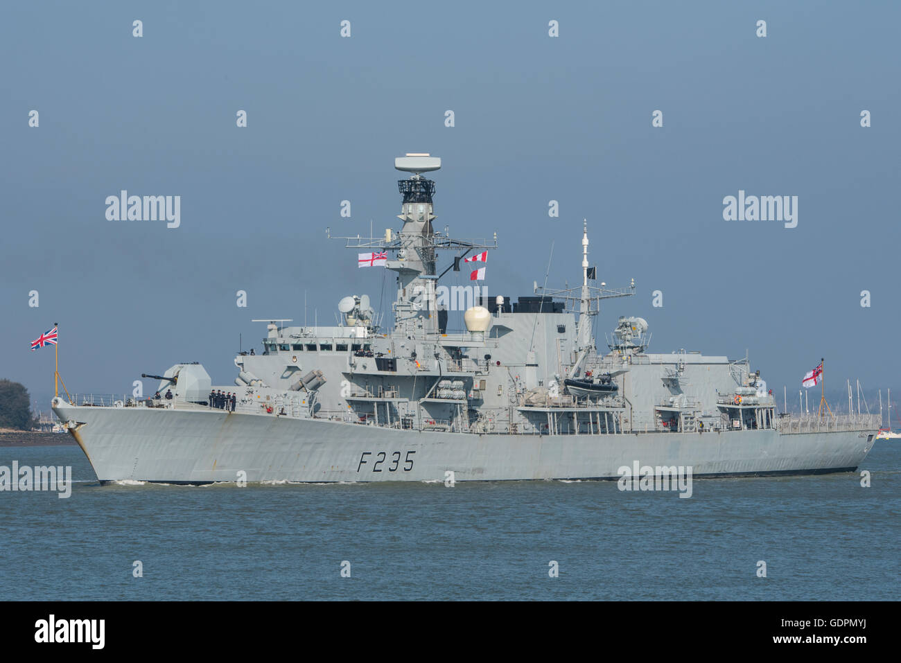 La British Royal Navy warship HMS Monmouth (F235) Un tipo 23 frigate lasciando Portsmouth, Regno Unito, sul giorno del Commonwealth, 14 marzo 2016. Foto Stock