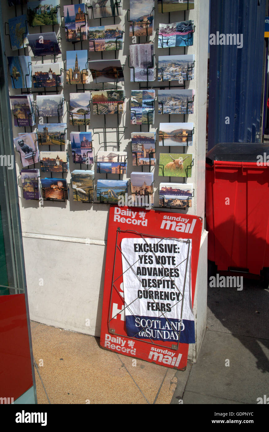Titoli di giornale per indipendenza scozzese votazione progetto utilizzando la paura per influenzare un risultato, pittoresco cartoline di Scozia Foto Stock