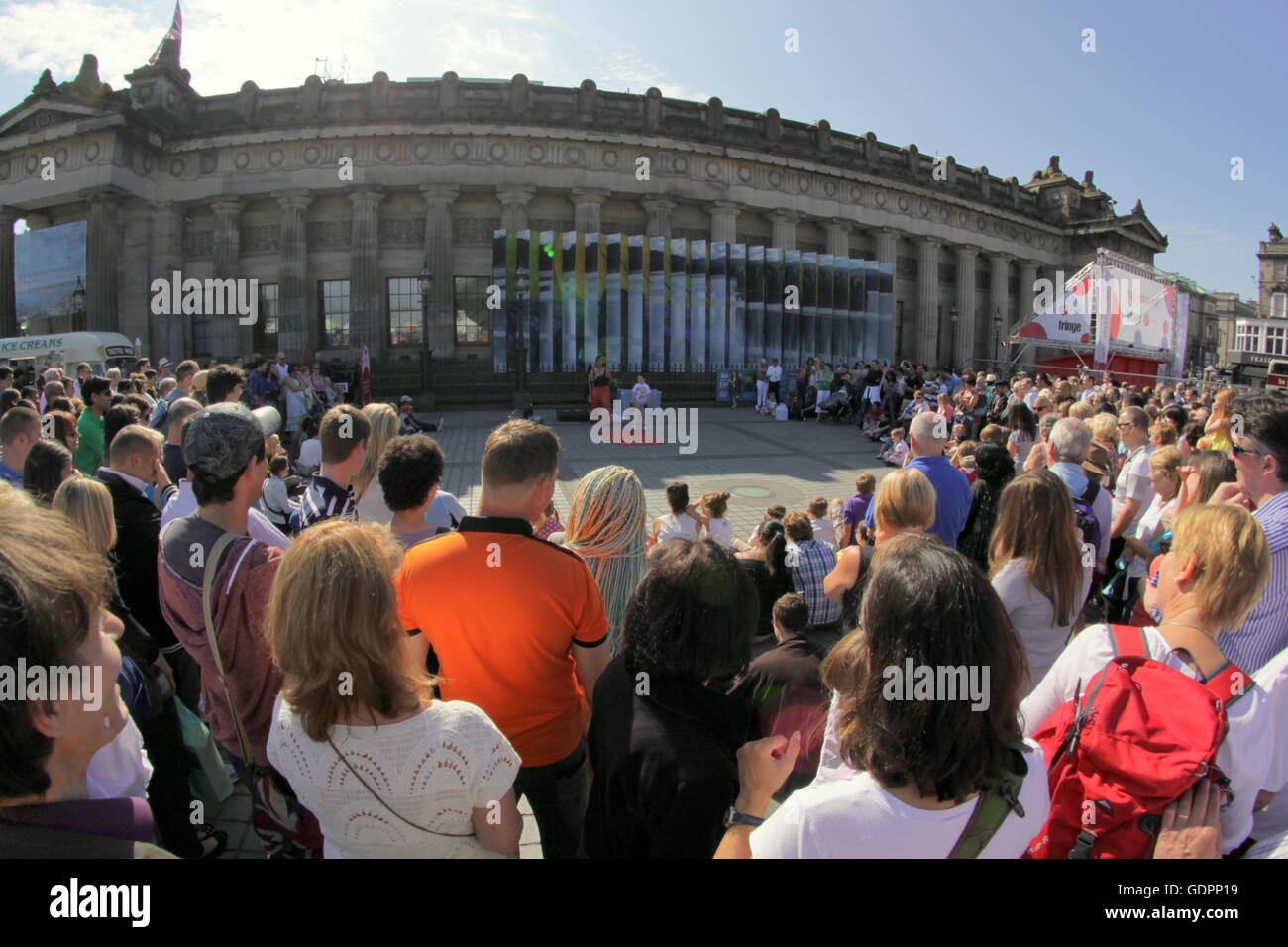 Le scene e gli artisti interpreti o esecutori dall'Edinburgh Festival Fringe vergine sponsorizzato street festival di Edimburgo, Scozia, Regno Unito Foto Stock