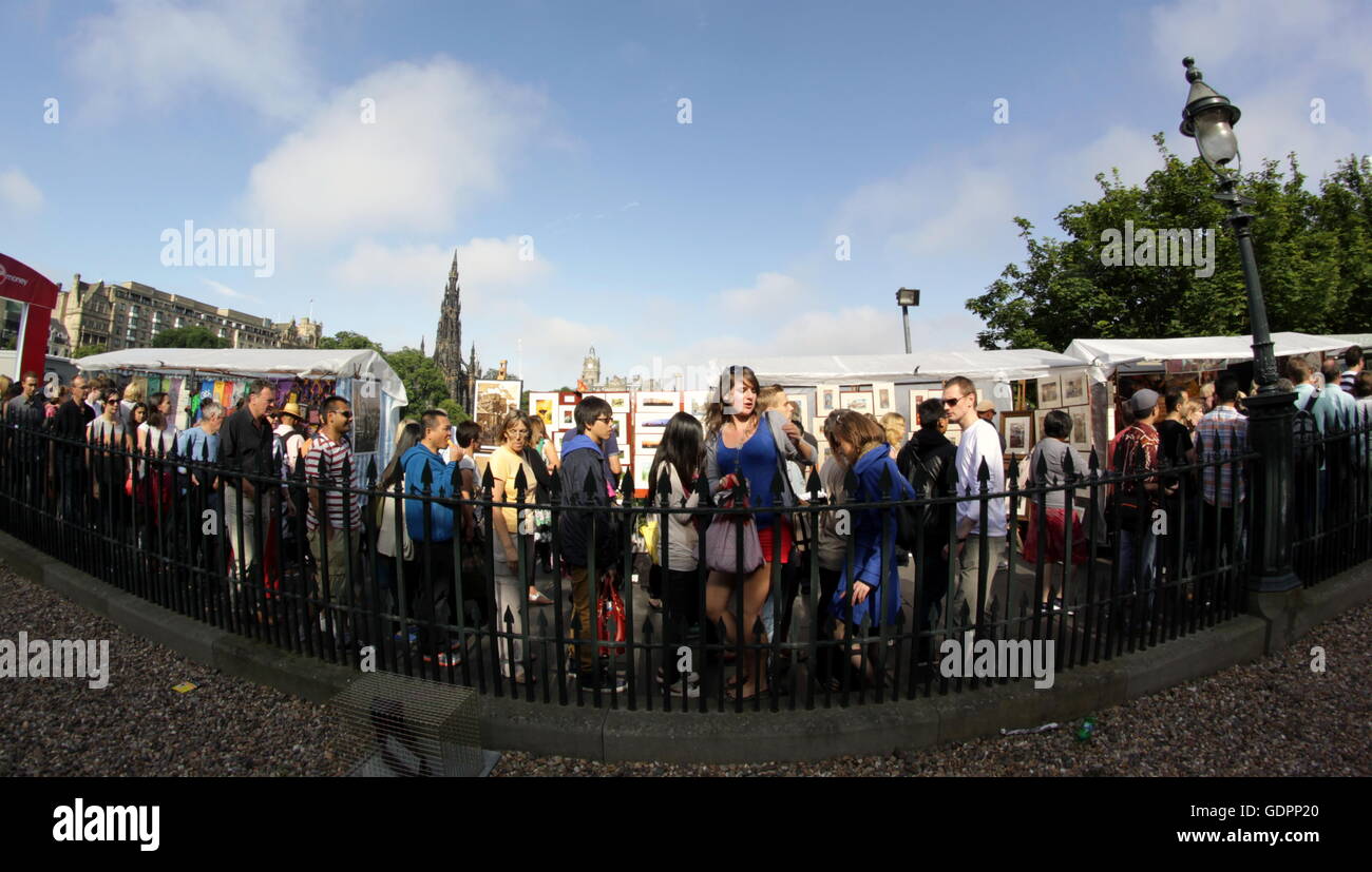Le scene e gli artisti interpreti o esecutori dall'Edinburgh Festival Fringe vergine sponsorizzato street festival di Edimburgo, Scozia, Regno Unito Foto Stock