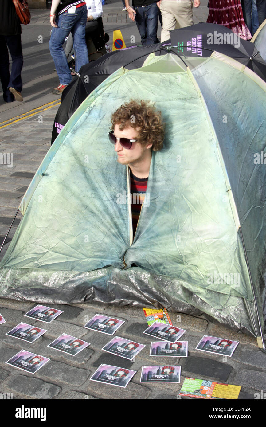 Le scene e gli artisti interpreti o esecutori dall'Edinburgh Festival Fringe vergine sponsorizzato street festival di Edimburgo, Scozia, Regno Unito Foto Stock
