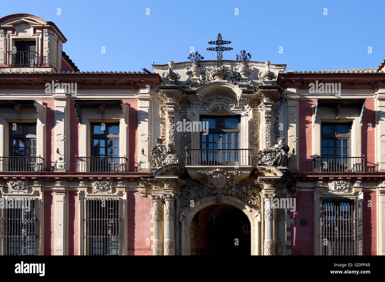 Facciata del Barocco spagnolo stile architettonico Palazzo Arcivescovile di Siviglia, Spagna Foto Stock