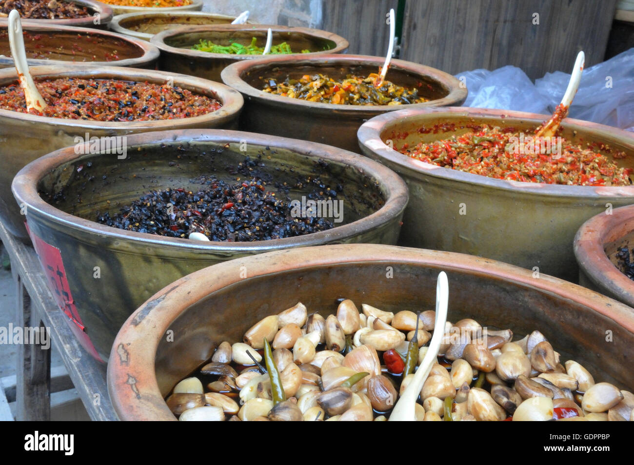 Salse e spezie in vendita in Huangyao, Guangxi, Cina Foto Stock