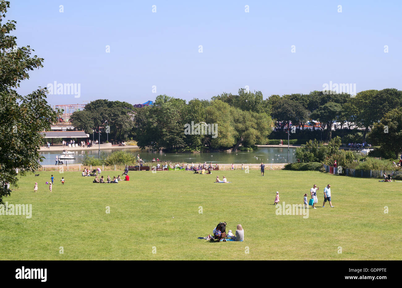 Famiglie godendo un sole estivo a Sud il parco marino, South Shields, Tyne and Wear, England, Regno Unito Foto Stock