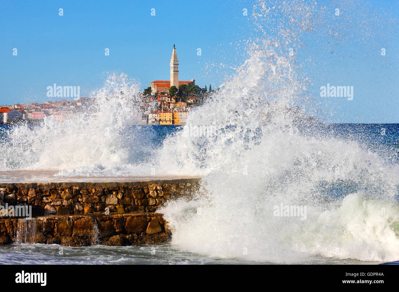 Rovigno Croazia.grandi onde nella città di Rovigno in Istria Foto Stock