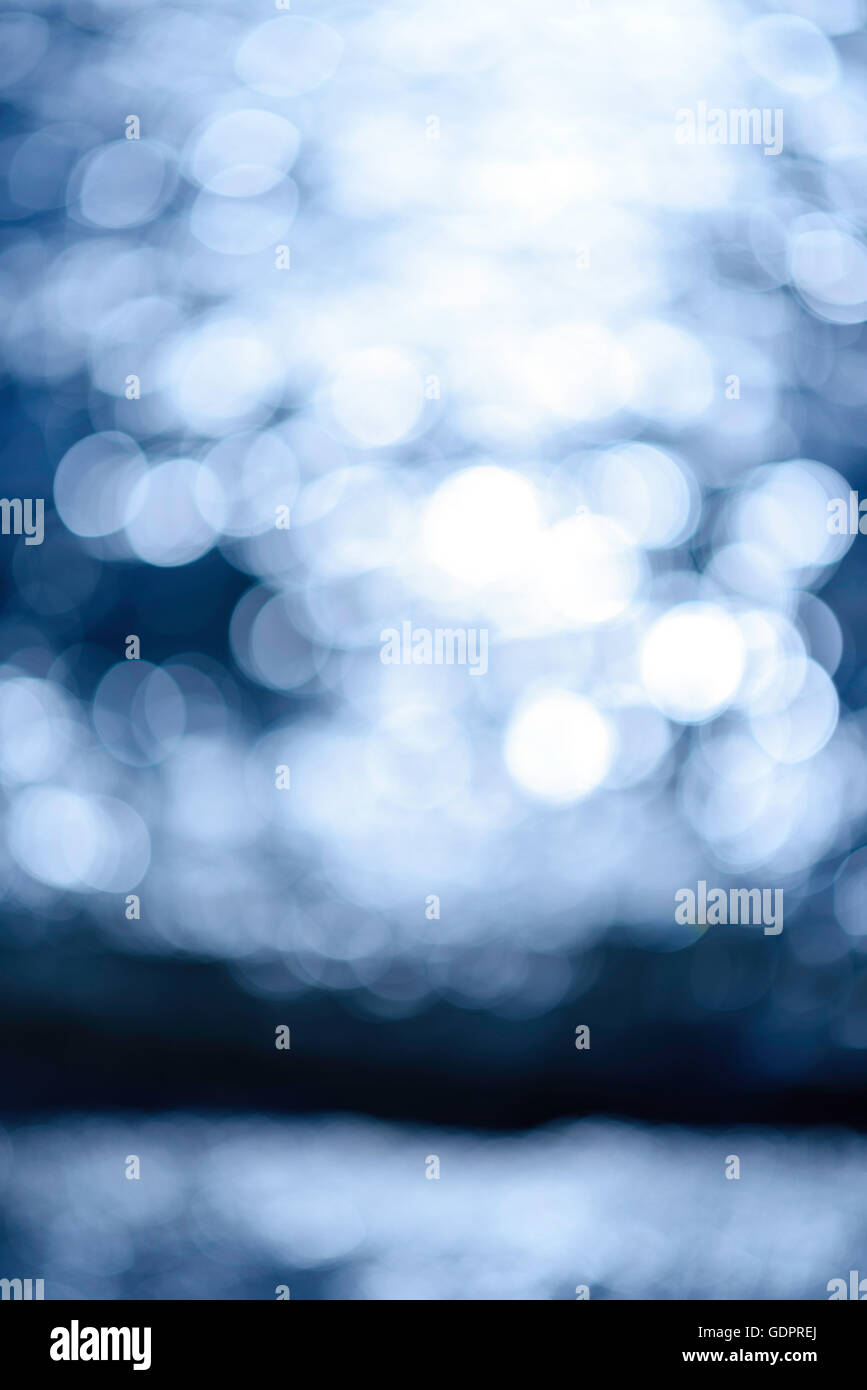 Bokeh luci sul blu del mare sullo sfondo. Gli sfondi sfocati Foto stock -  Alamy