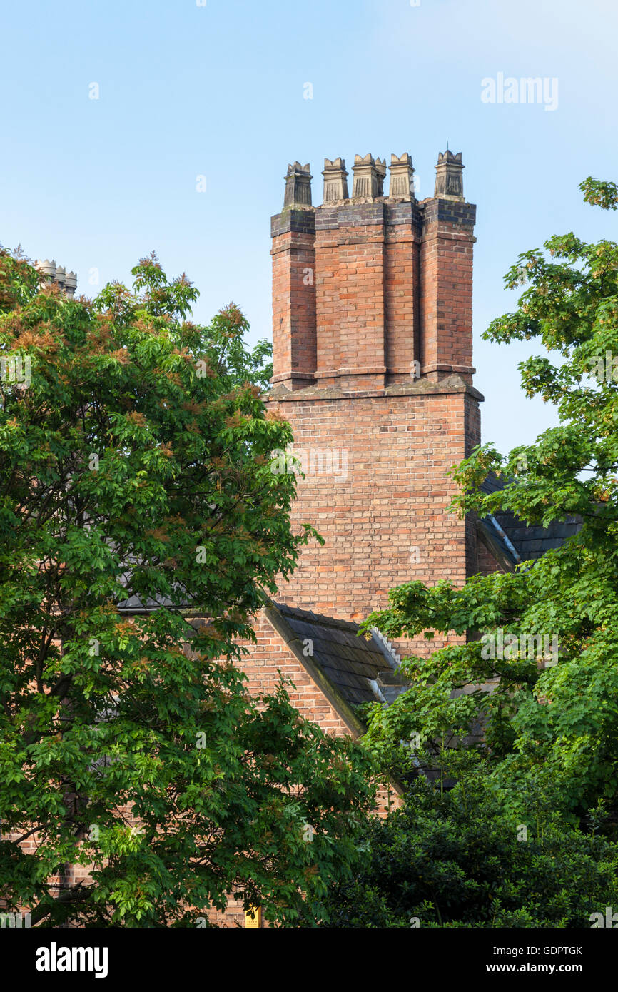 Victorian camino con molti singoli camini, Nottingham, Inghilterra, Regno Unito Foto Stock