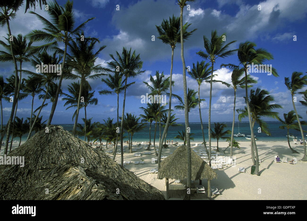 Una spiaggia presso il villaggio di Punta Cana nella Repubblica Dominicana nel Mar dei Caraibi in America Latina. Foto Stock