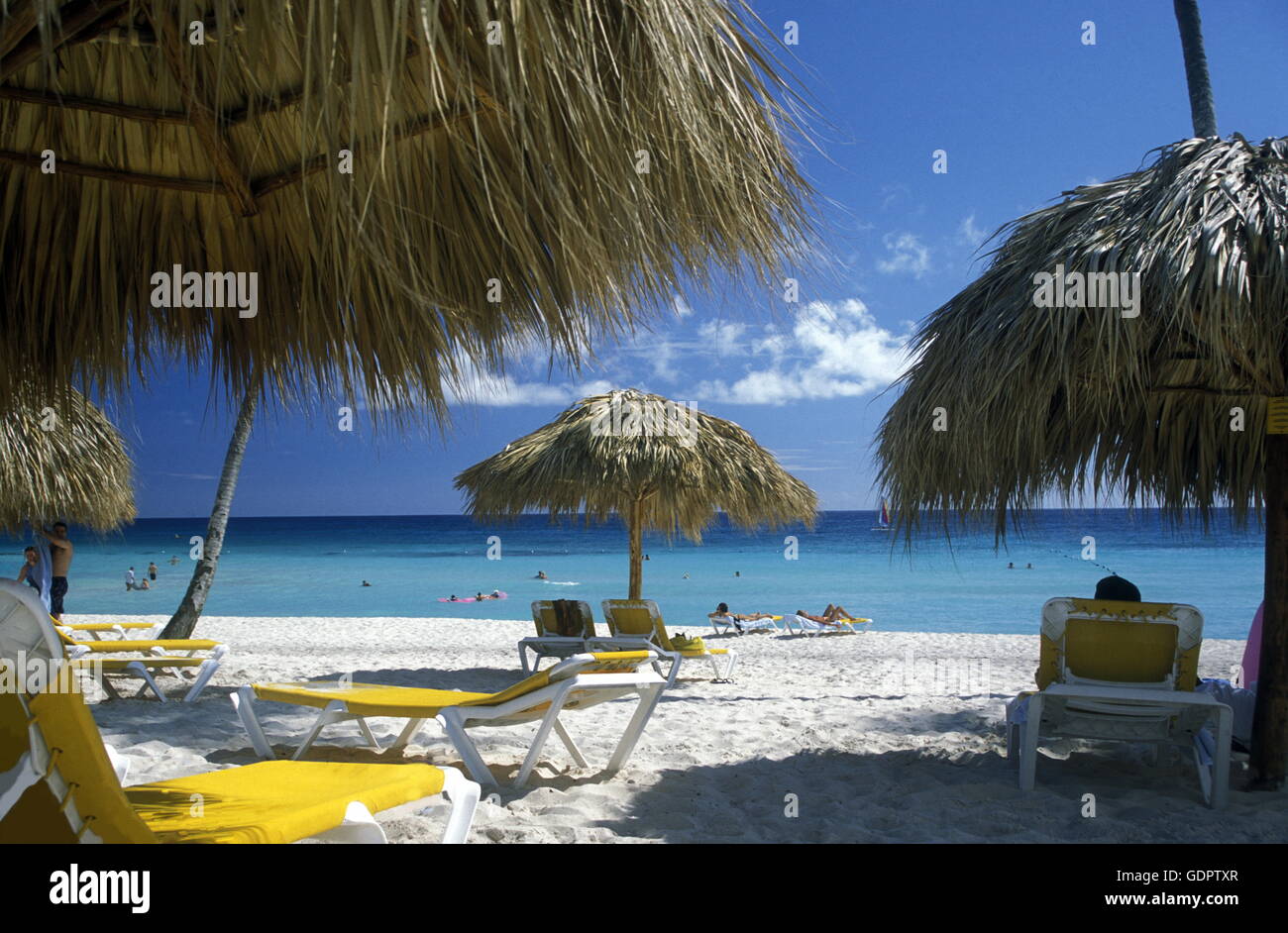 Una spiaggia presso il villaggio di Punta Cana nella Repubblica Dominicana nel Mar dei Caraibi in America Latina. Foto Stock