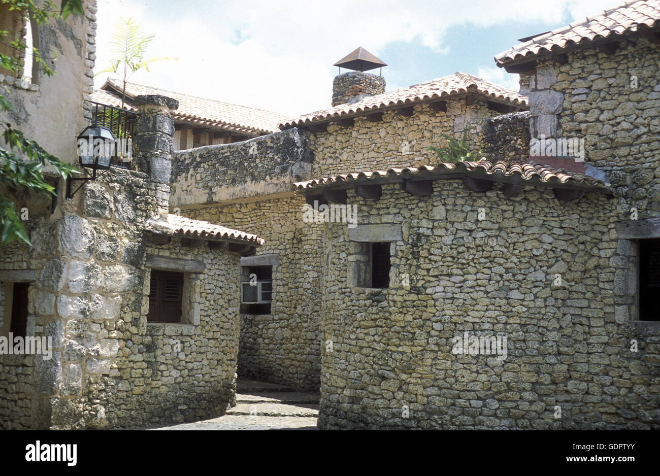 Il villaggio coloniale di Altos de Chavon nella Repubblica Dominicana nel Mar dei Caraibi in America Latina. Foto Stock