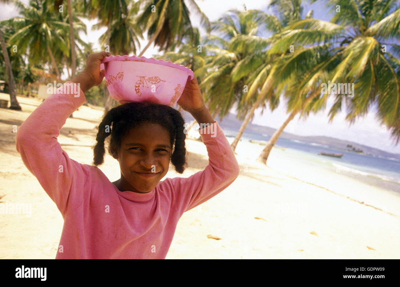 Una ragazza al villaggio di Las Terrenas su Samanaon nella Repubblica Dominicana nel Mar dei Caraibi in America Latina. Foto Stock