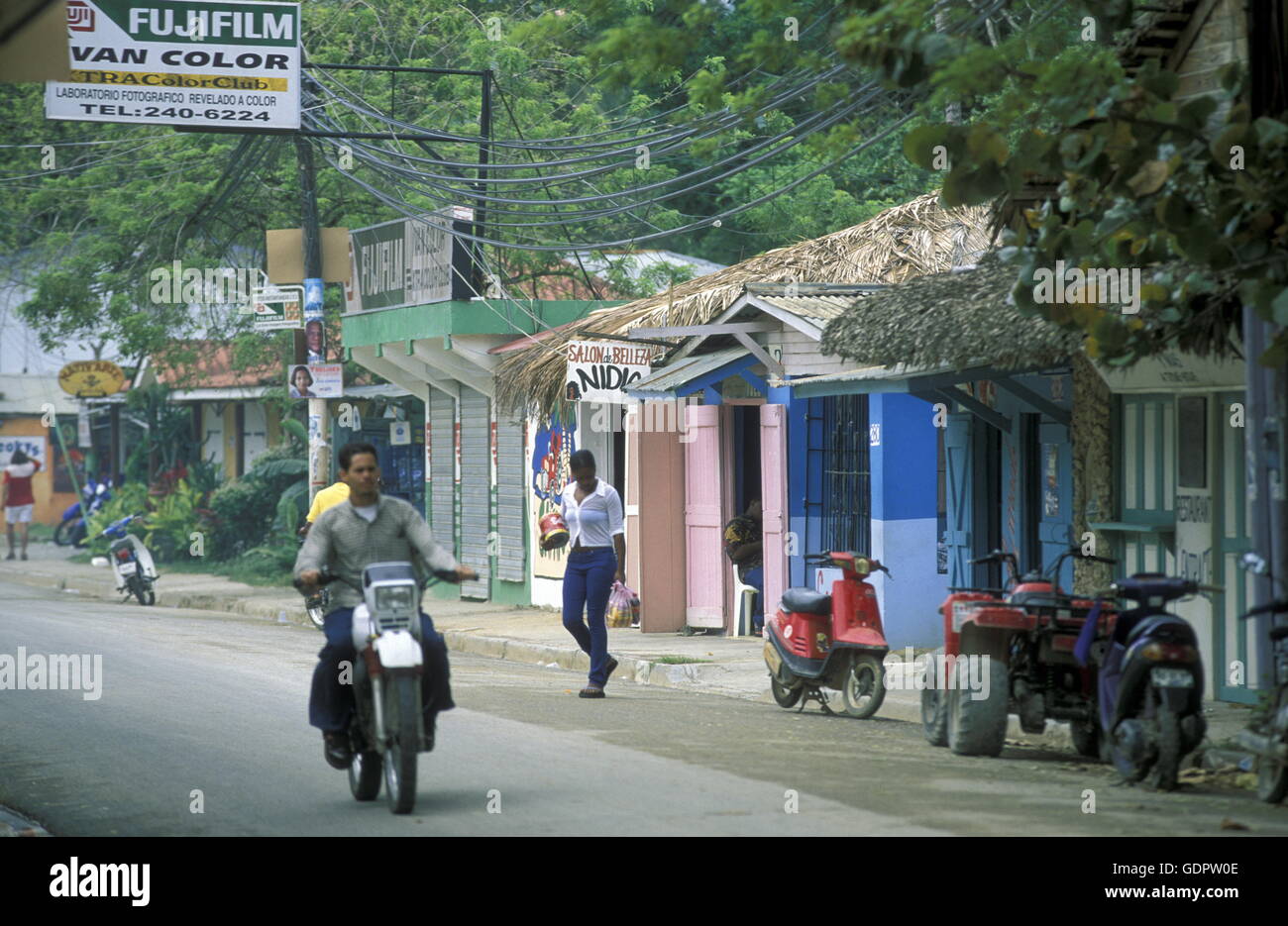 Di una strada con case presso il villaggio di Las Terrenas su Samanaon nella Repubblica Dominicana nel Mar dei Caraibi in America Latina. Foto Stock