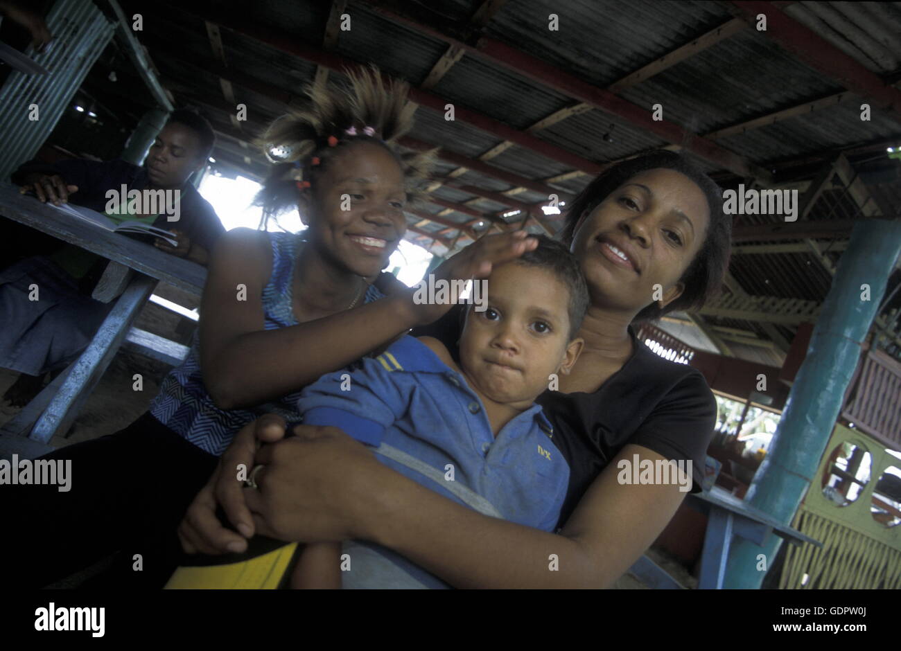 Una famiglia presso il villaggio di Las Terrenas su Samanaon nella Repubblica Dominicana nel Mar dei Caraibi in America Latina. Foto Stock