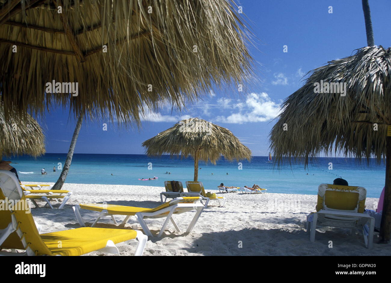 Una spiaggia presso il villaggio di Bavaro nella Repubblica Dominicana nel Mar dei Caraibi in America Latina. Foto Stock