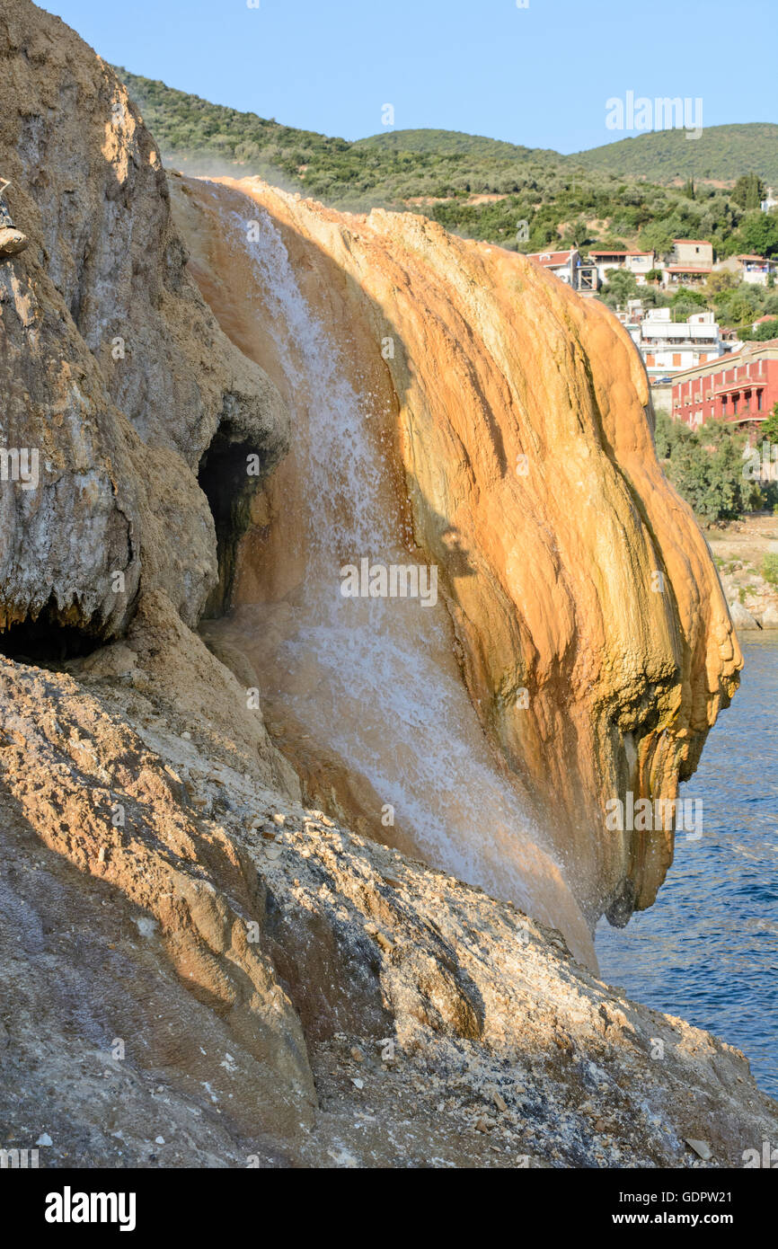 La parete di roccia calcarea sopra il mare oltre che la tracimazione di acqua termale. Foto Stock