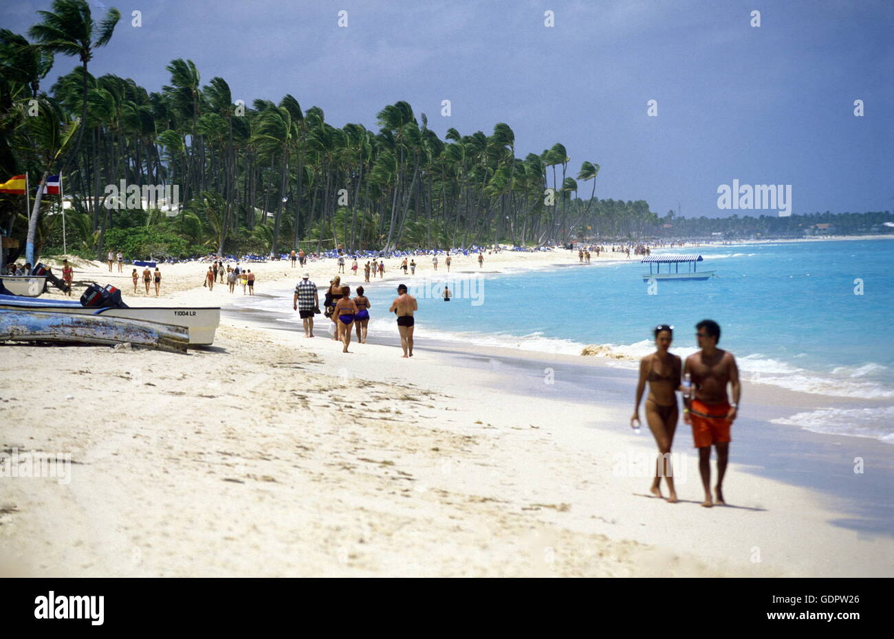 Una spiaggia presso il villaggio di Las Terrenas su Samanaon nella Repubblica Dominicana nel Mar dei Caraibi in America Latina. Foto Stock