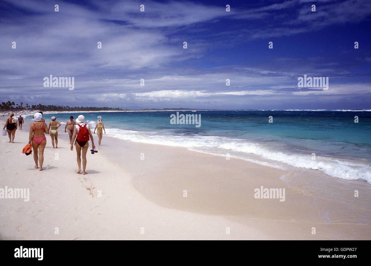 Una spiaggia presso il villaggio di Bavaro nella Repubblica Dominicana nel Mar dei Caraibi in America Latina. Foto Stock