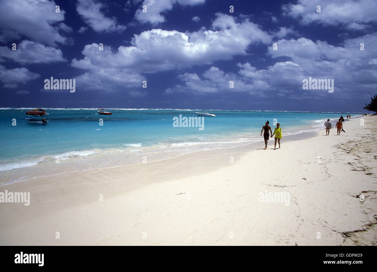 Una spiaggia presso il villaggio di Las Terrenas su Samanaon nella Repubblica Dominicana nel Mar dei Caraibi in America Latina. Foto Stock