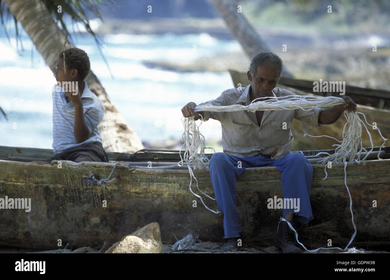 Un pescatori presso il villaggio di Las Terrenas su Samanaon nella Repubblica Dominicana nel Mar dei Caraibi in America Latina. Foto Stock