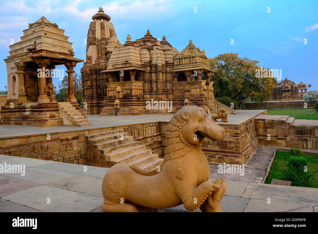 Devi Jagadambi tempio tempio indù contro il cielo blu - Khajuraho Madhya Pradesh, India Foto Stock