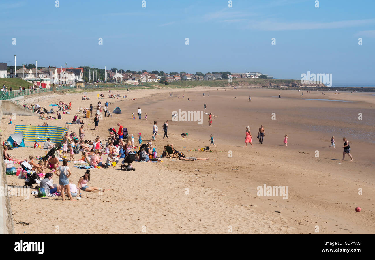 Per coloro che godono di un sole estivo sulla spiaggia a Seaburn, Sunderland, North East England, Regno Unito Foto Stock