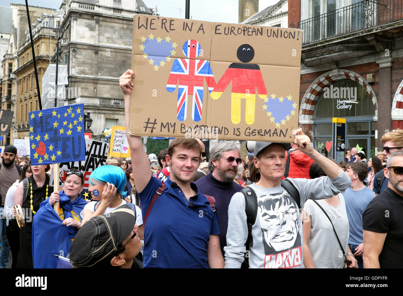 Coppia gay manifestanti manifestanti con pro targhetta di immigrazione presso il 'Marco per l'Europa" anti Brexit dimostrazione London UK UE 2016 KATHY DEWITT Foto Stock