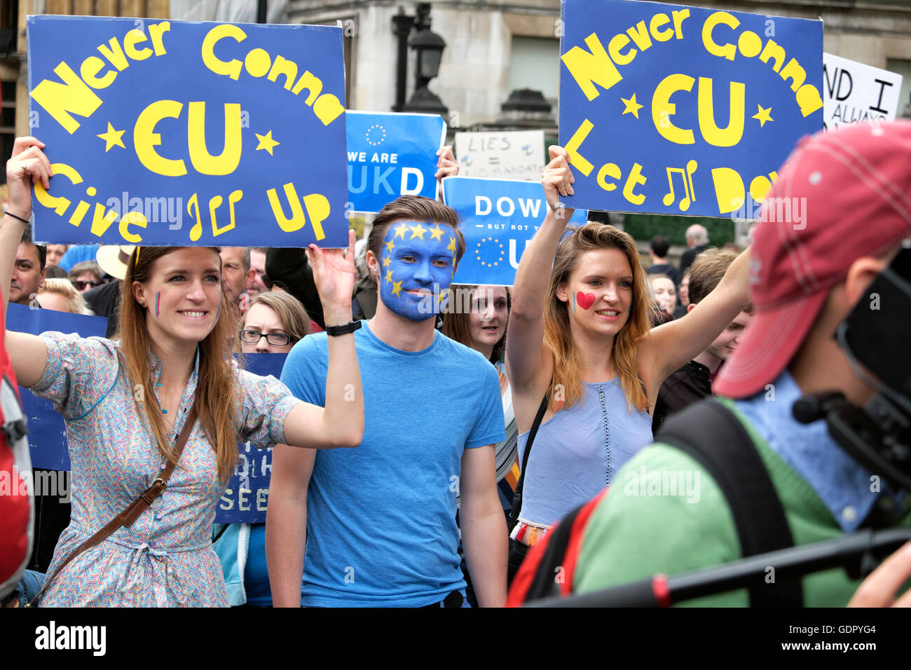 'Marco per l'Europa" rimangono manifestanti marciando con il cartello "gonna mai dare UE FINO' sulla Street London REGNO UNITO 23 giugno 2016 KATHY DEWITT Foto Stock