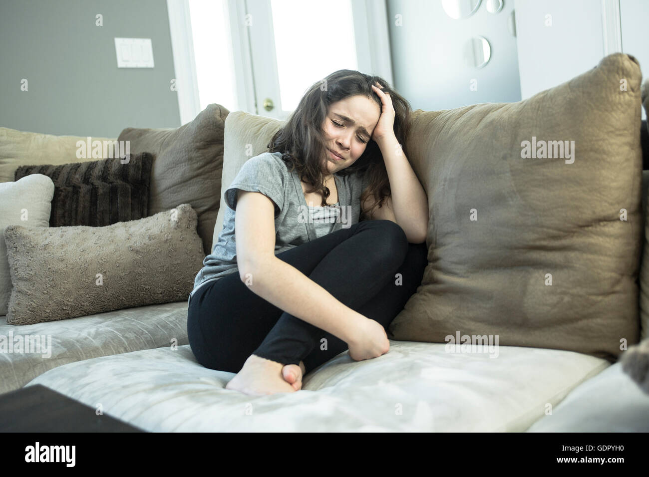 Espressione di lonely adolescente di sesso femminile a casa Foto Stock