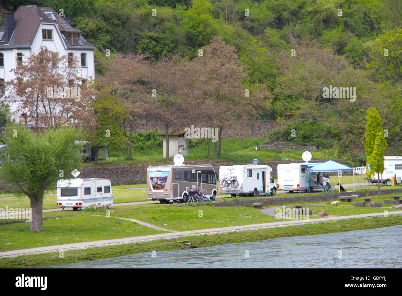 RV camper nestle accanto al fiume Reno in St. Goar, Germania. Foto Stock