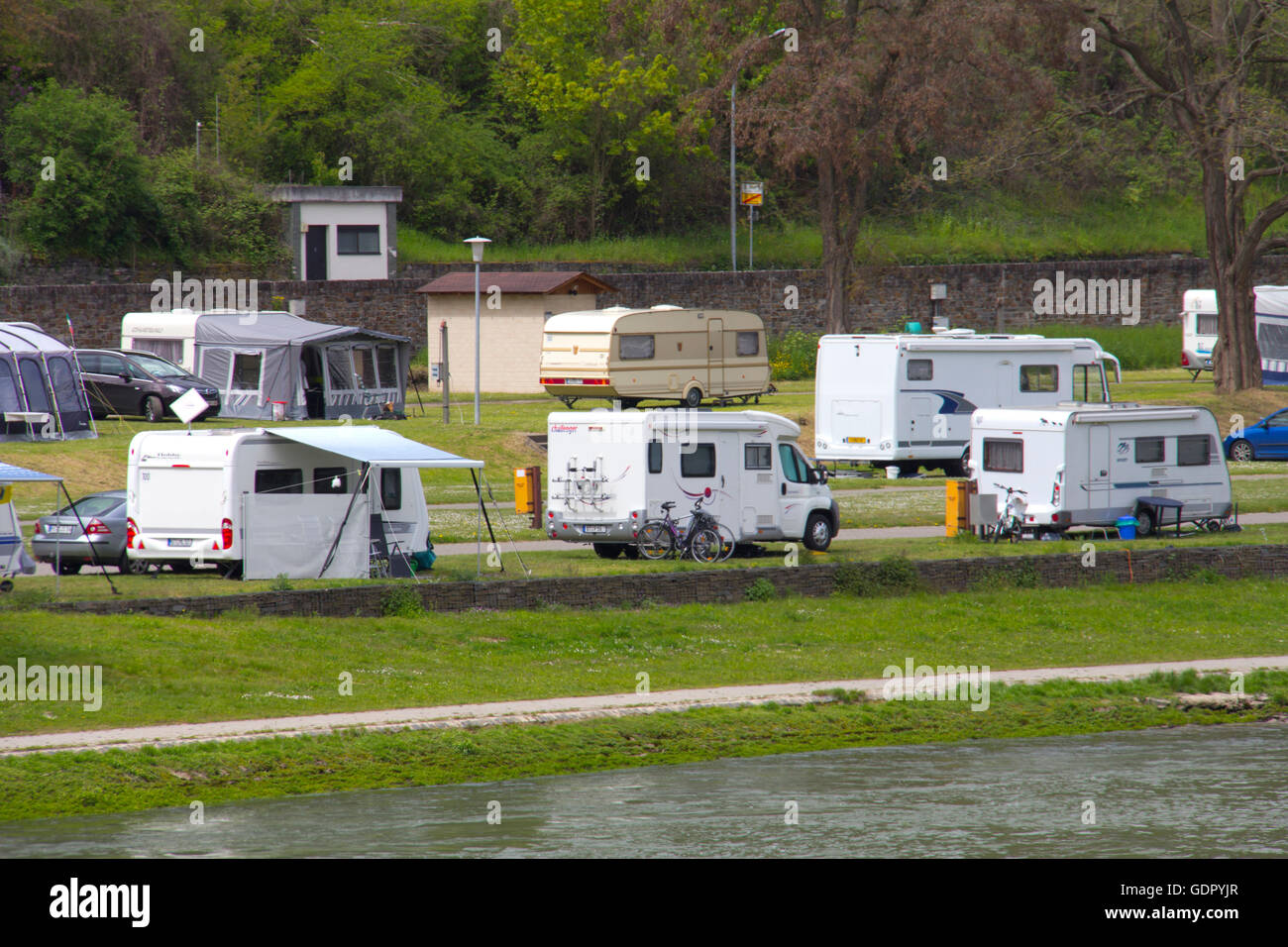 RV camper nestle accanto al fiume Reno in St. Goar, Germania. Foto Stock