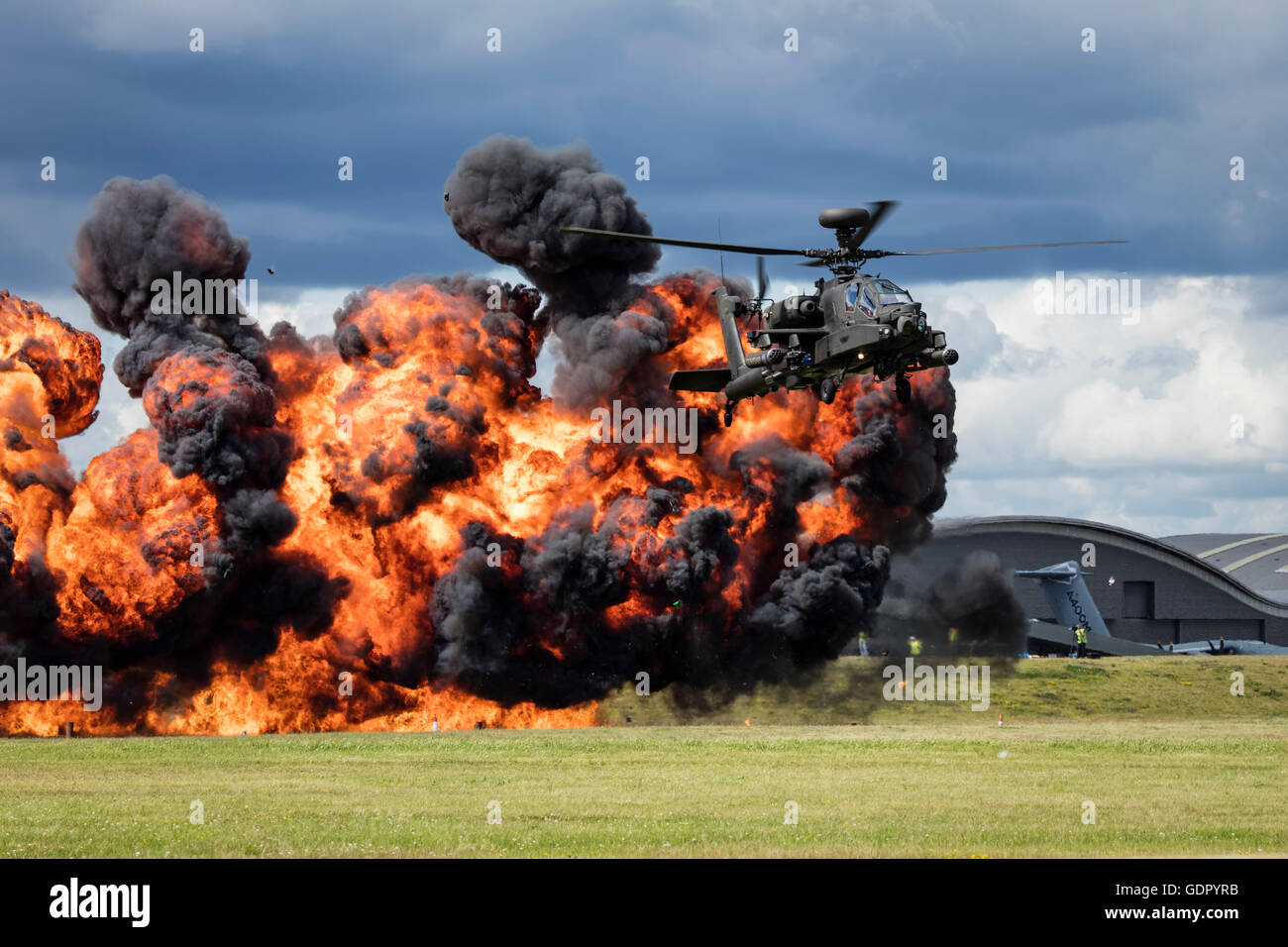 Esercito britannico Apache elicottero su esercizio di nero fumo e fiamme. Pale di elicottero leggermente sfocati4 senso di circolazione Foto Stock