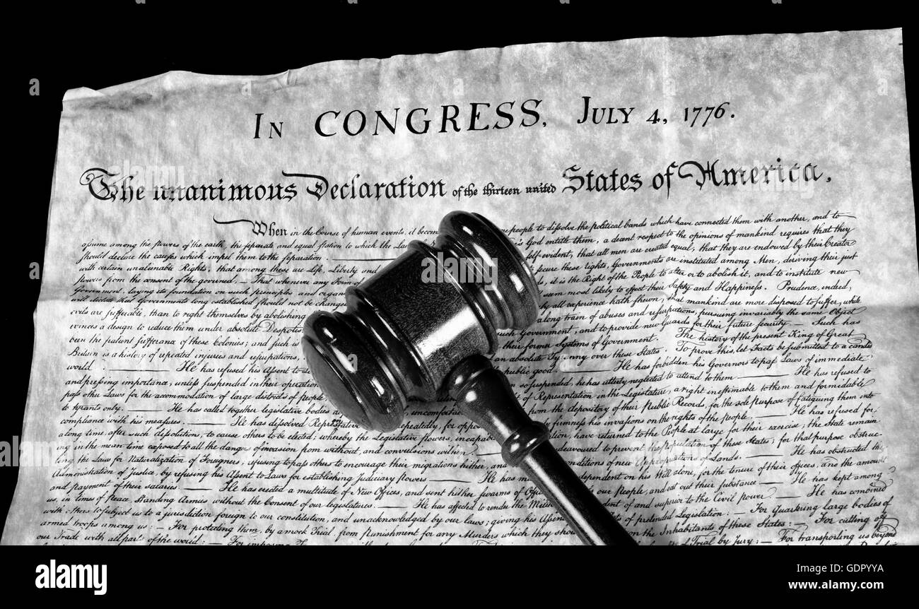 Dichiarazione Americana di Indipendenza e martello di legno in bianco e nero. Foto Stock