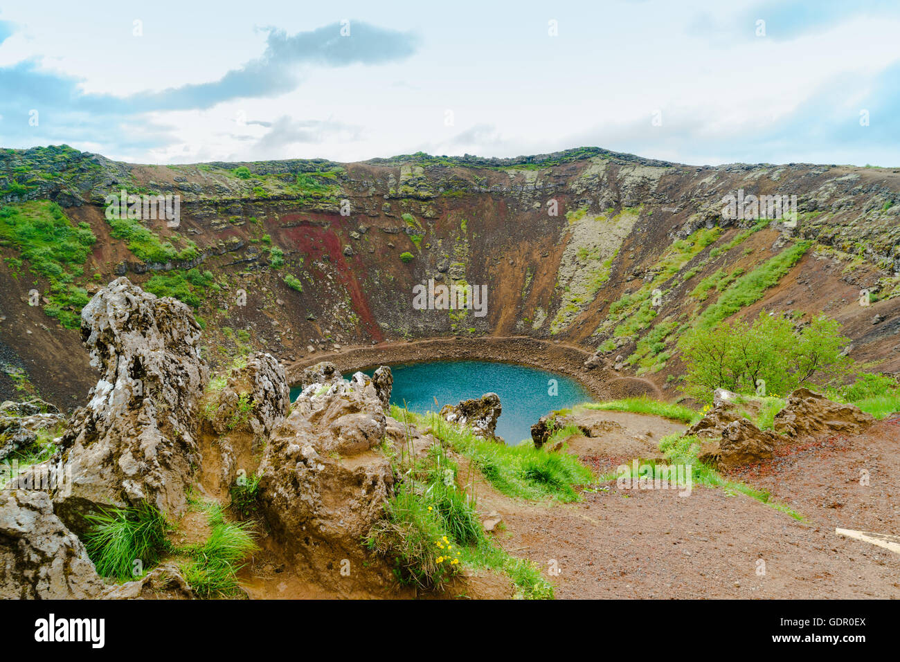 Kerid un lago riempito il cratere vulcanico nel sud-ovest dell'Islanda Foto Stock